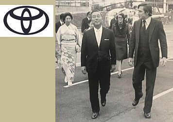 1972 konnte das neue Toyota-Zentrum Safenwil eingeweiht werden. Im Bild die Familien Toyoda und Frey bei der Ankunft in Safenwil. (Foto: Prof. Hannes Brachat)